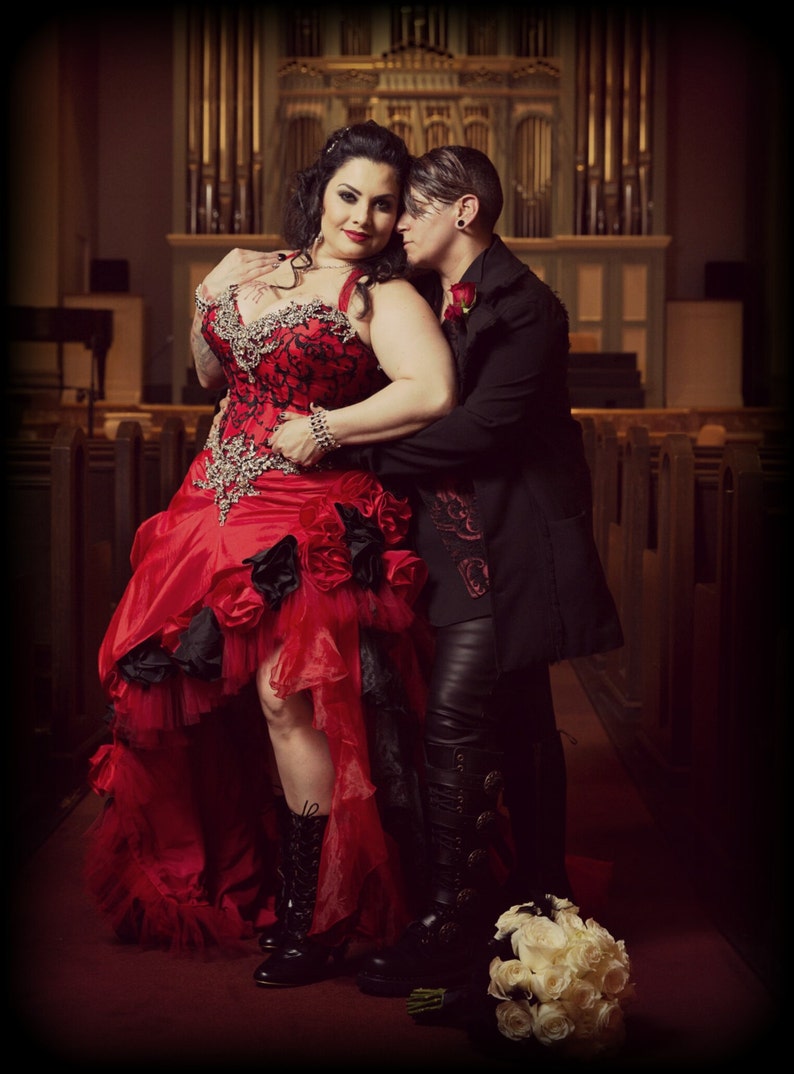 Vampire Red And Black Gothic Wedding Dress Handmade Flowers Crystals Beaded High Low Bridal Gowns Ruffles Vintage Halter A Line Bride Dresses 2022