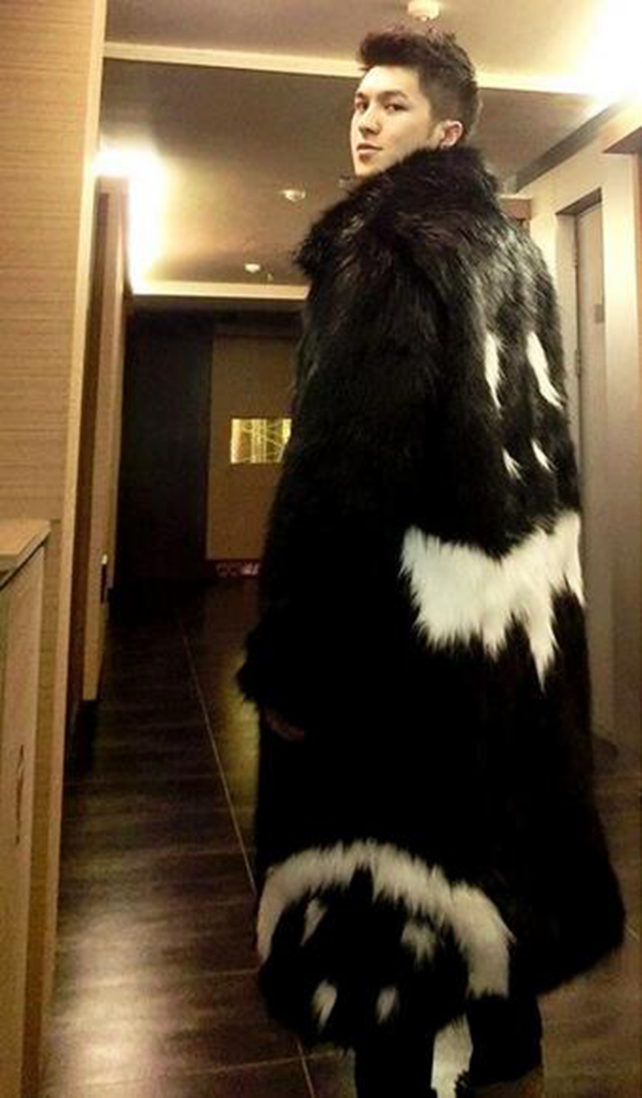 A male singer works with European and American fashion runway looks nightclub han edition fur robe costumes fox fur coat. M - XL, Jacket
A male singer works with European and American fashion runway looks nightclub han edition fur robe costumes fox fur coat. M - XL, Jacket