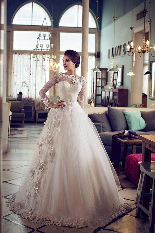 Designer Arabic Dubai Lace Dresses Muslim Long Sleeves A Line Wedding Gown Bateau Flowers Embellishment Modest Bridal Dress 0510