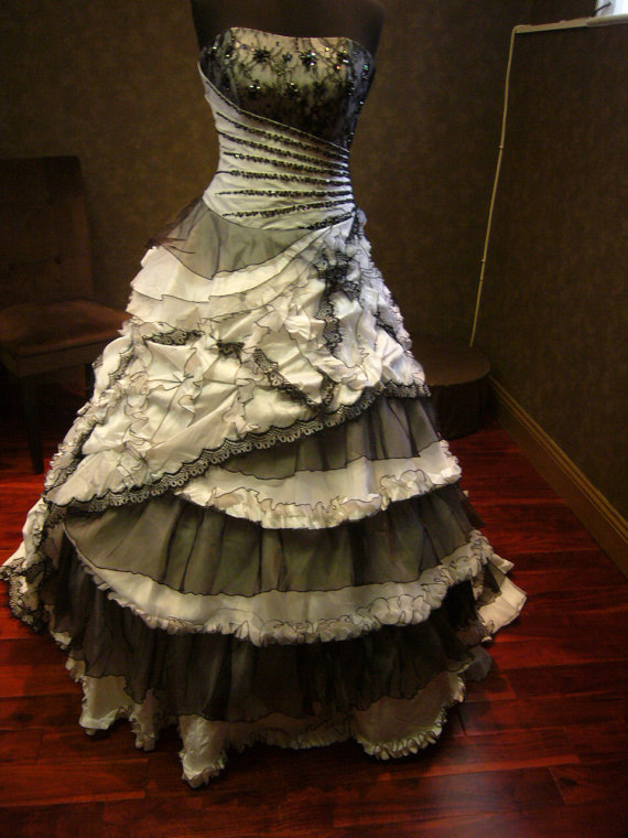 Spectacular Black and White Vintage Gothic Wedding Dresses 2018 New Real Pictures Strapless Cascading Ruffle Lace Crystals Bridal Gowns, Same as image
Spectacular Black and White Vintage Gothic Wedding Dresses 2018 New Real Pictures Strapless Cascading Ruffle Lace Crystals Bridal Gowns, Same as image