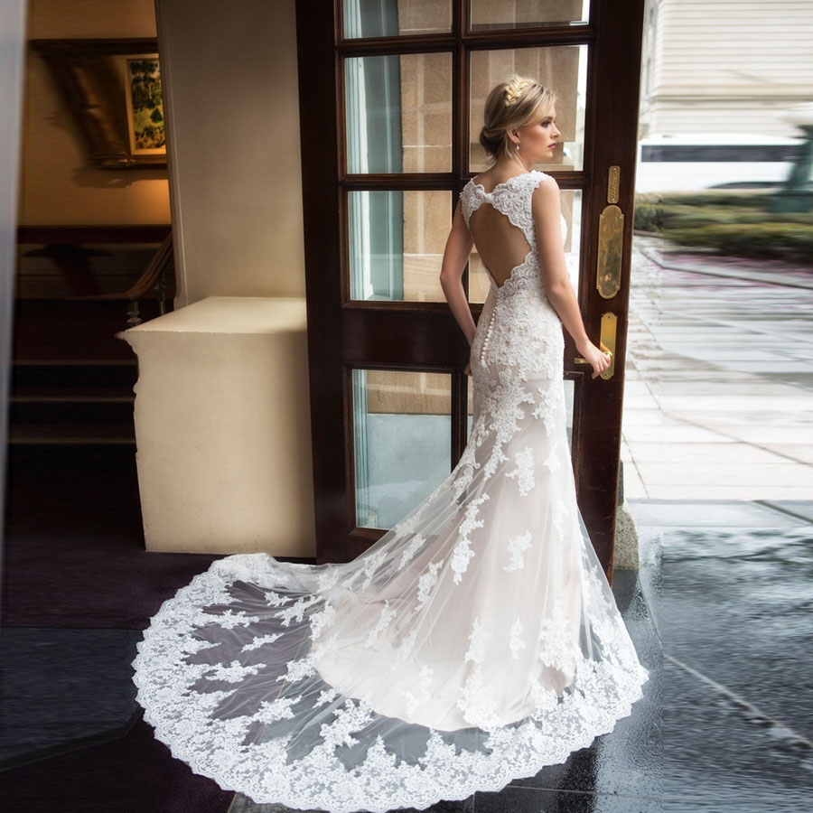 Amazing Lace Appliques Wedding Dress Mermaid Sexy Keyhole Back Beaded Robe de mariee V-Neck Bridal Gowns, Red
Amazing Lace Appliques Wedding Dress Mermaid Sexy Keyhole Back Beaded Robe de mariee V-Neck Bridal Gowns, Red