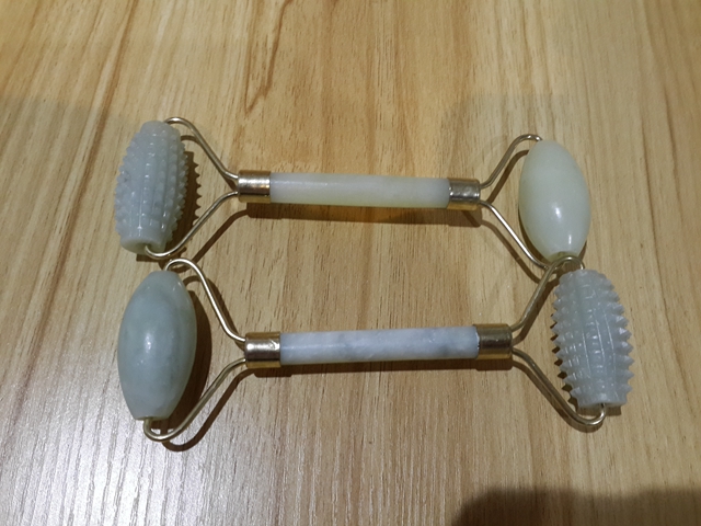 1pcs Free Shipping Wholesale Facial Relaxation Slimming Tool Jade Roller Massager For Body Face jade massage stone