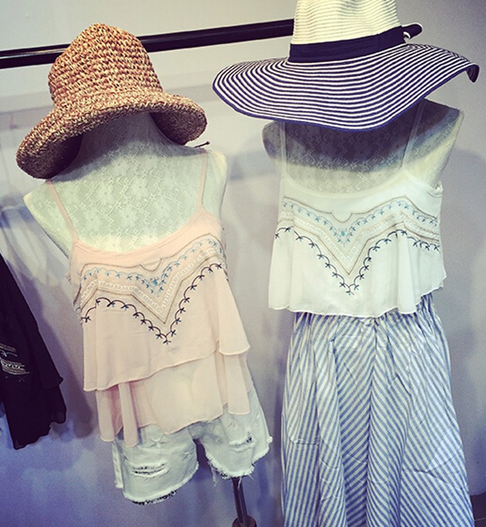 Summer new small fresh retro flower pattern embroidery was thin loose hem chiffon double strap camisole, White
Summer new small fresh retro flower pattern embroidery was thin loose hem chiffon double strap camisole, White