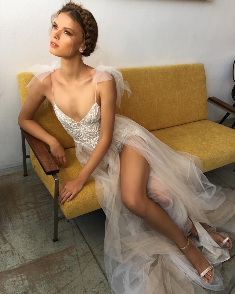 Berta Dresses Spaghetti Lace Tulle Applique Sweep Train Side Split Sexy Beach Bridal Dress Backless Plus Size Boho Wedding Gown