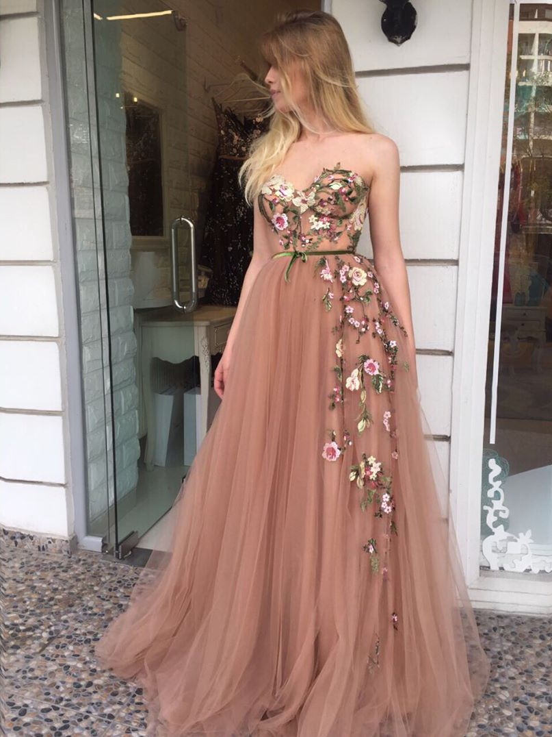 Stylish Floral Appliqued Prom Dresses Sweetheart Neck Evening Dress A Line Vestidos De Fiesta Sweep Train Tulle Party Gowns
