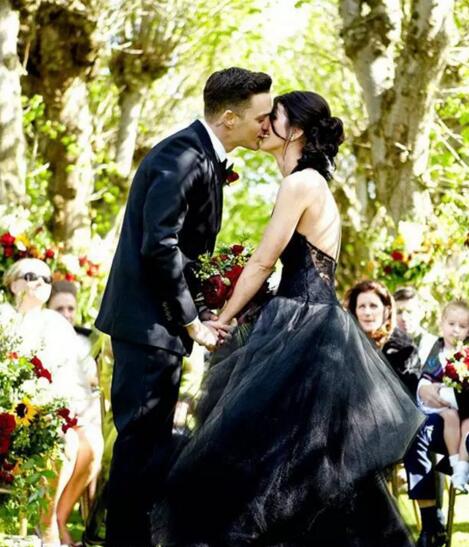 Vintage 2017 Black Lace Halter Backless Tulle Wedding Dresses A Line Gothic Long Bridal Gowns Custom Made Plus Size EN8119