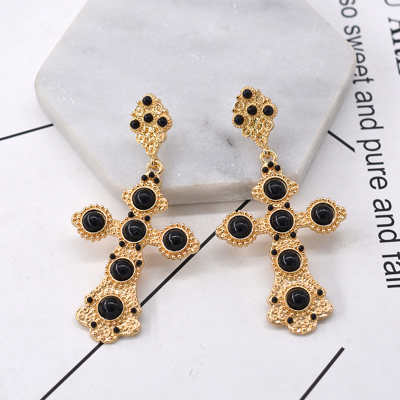 Baroque Rhinestone Cross Stud earrings for women Fashion Wedding Jewelry Gold metal Carving earrings Brincos Vintage Bijoux 
Baroque Rhinestone Cross Stud earrings for women Fashion Wedding Jewelry Gold metal Carving earrings Brincos Vintage Bijoux