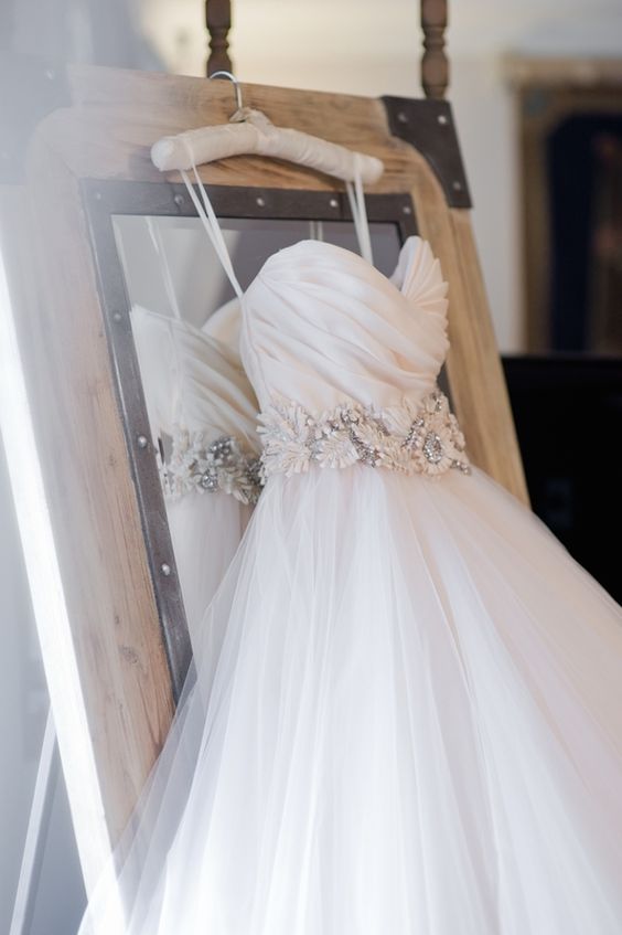 Simple Champagne Tulle Strapless Wedding Dresses Draped Sweetheart Bridal Gowns Flower Appliques Sashes Custom Made Robe 0510