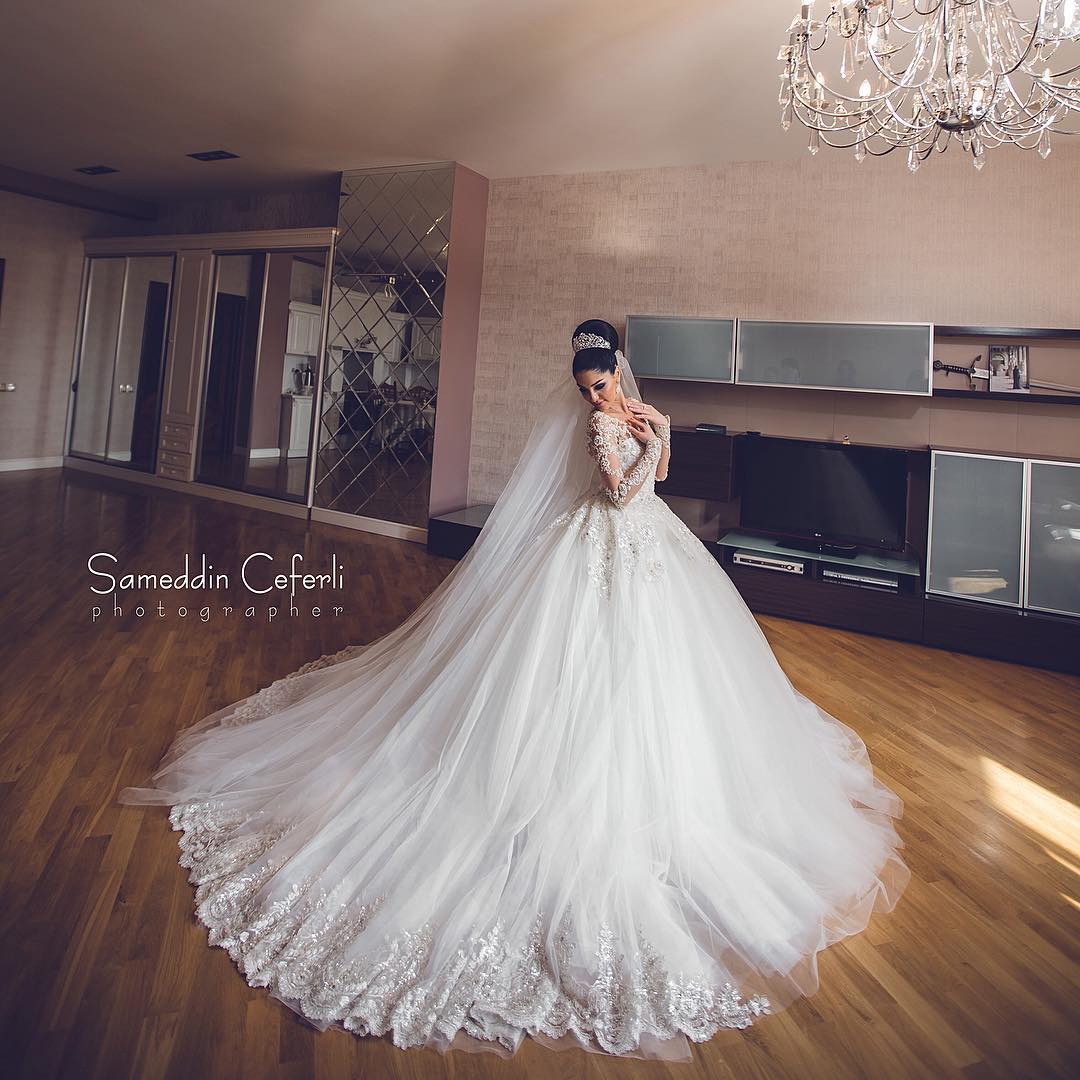 Luxury Crystals Vintage Wedding Dresses Ball Gown Long Sleeves Beaded Sweep Train Bridal Ball Gowns Custom Made Plus Size Wedding Dress
