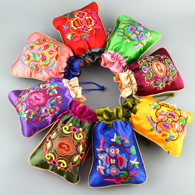 Small Patchwork Embroidered Craft Jewellery Pouch Gift Bags Chinese style Satin Fabric Drawstring Decorative Christmas Candy Tea Bag
Small Patchwork Embroidered Craft Jewellery Pouch Gift Bags Chinese style Satin Fabric Drawstring Decorative Christmas Candy Tea Bag