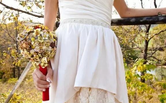 2017 Country Hi Low Wedding Dresses Cheap Sweetheart Ruched Tiered High Low Beach Bridal Gowns With Beaded Sash Custom Made EN8235