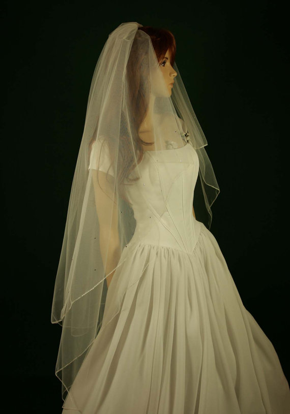 New Top Quality Best Selling Elegant Fingertip White Ivory Beaded Edge veil Mantilla Bridal Head Pieces For Wedding Dresses
New Top Quality Best Selling Elegant Fingertip White Ivory Beaded Edge veil Mantilla Bridal Head Pieces For Wedding Dresses