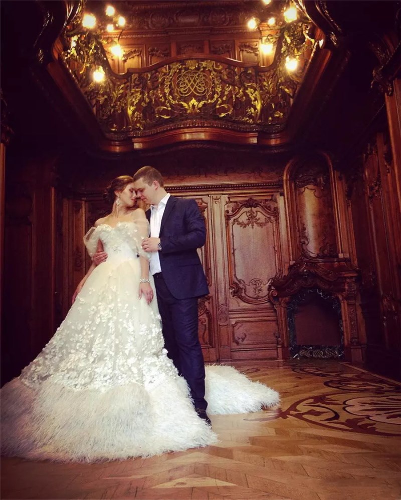 Luxury Ball Gown Wedding Dresses Off The Shoulder Pure White Ostrich Feather Applique Sleeveless Sweep Train Wedding Dresses Free Shipping