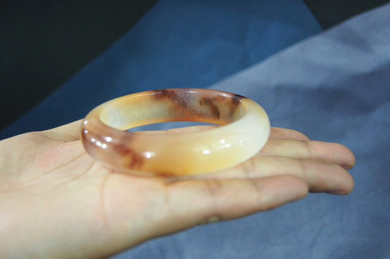 Handmade natural white jade (quartz rock jade) floating turmeric blue bracelets, beautiful women's first choice