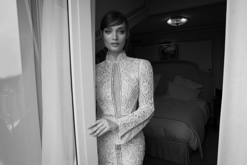 High Neck Open Back Long Sleeve Wedding Dress Bling Sequins Beading Applique Sexy Beach Wedding Gown Sweep Train Front Split Mermaid Bridal