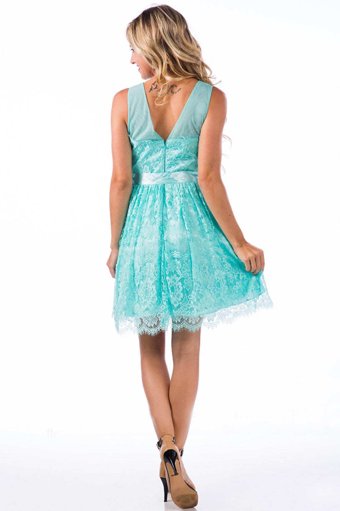 Turquoise Short Lace Bridesmaid Dresses 2019 Country Jewel Neck V Shape Back Knee Length Maid Of Honor Gown with Sash Custom Made EN80921