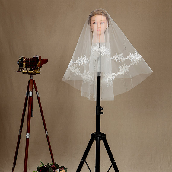 Newest Top Quality Fashion Designer Best Sale Romantic Elbow White Ivory Lace Applique veil Mantilla Veil Bridal Head Pieces For Wedding
Newest Top Quality Fashion Designer Best Sale Romantic Elbow White Ivory Lace Applique veil Mantilla Veil Bridal Head Pieces For Wedding