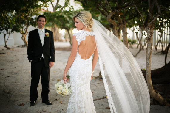 Elegant New Best Sale Chapel White Ivory Lace Applique veil Bridal Head Pieces For Wedding Dresses Fashion Alloy Comb
Elegant New Best Sale Chapel White Ivory Lace Applique veil Bridal Head Pieces For Wedding Dresses Fashion Alloy Comb