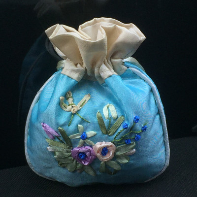 Small Patchwork Chinese Ethnic Bag Handmade Ribbon Embroidered Drawstring Jewelry Gift Pouches Satin Cloth Ring Earring Craft Packaging Bags
Small Patchwork Chinese Ethnic Bag Handmade Ribbon Embroidered Drawstring Jewelry Gift Pouches Satin Cloth Ring Earring Craft Packaging Bags