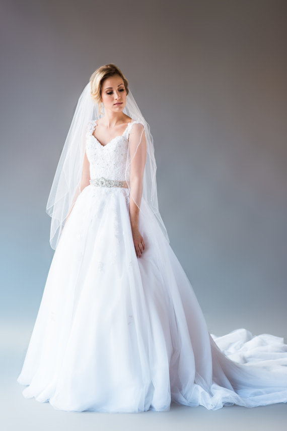 New High Quality Simple Pencil Edge Two Layer With Comb handmade Lvory White Knee Length Wedding Veil Bridal Veils
New High Quality Simple Pencil Edge Two Layer With Comb handmade Lvory White Knee Length Wedding Veil Bridal Veils