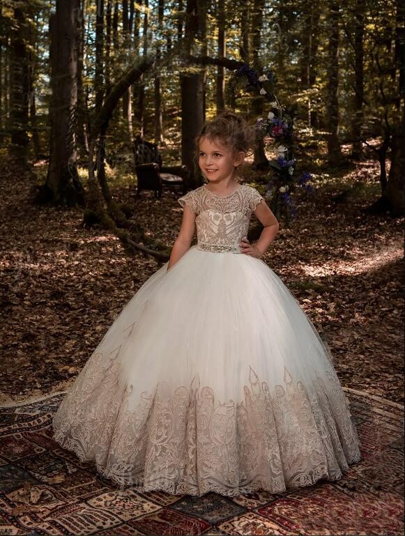 Lovely Jewel Neck Cap Sleeves Little Flower Girl Dresses 2020 Lace Appliques Buttons Back Ball Gown Organza Girls Pageant Wear For Teens