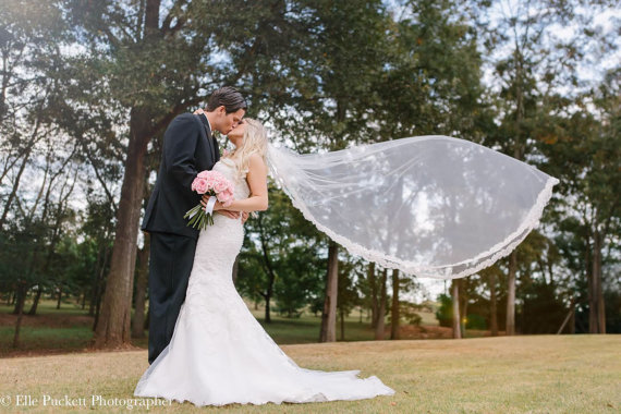 New Amazing Best Sale Chapel Length White Ivory Lace Applique Edge Wedding Veil One Layer Bridal Veil With comb