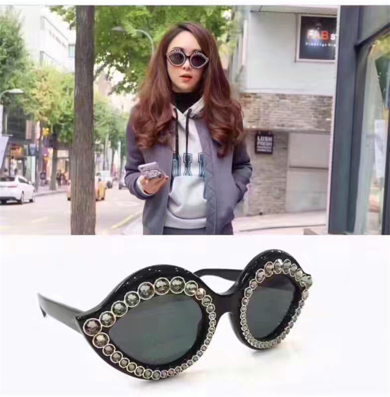 Fashion popular avant-garde style charming lips shape with diamonds frame top quality UV protection eyewear with original box 0045, White;black
Fashion popular avant-garde style charming lips shape with diamonds frame top quality UV protection eyewear with original box 0045, White;black
