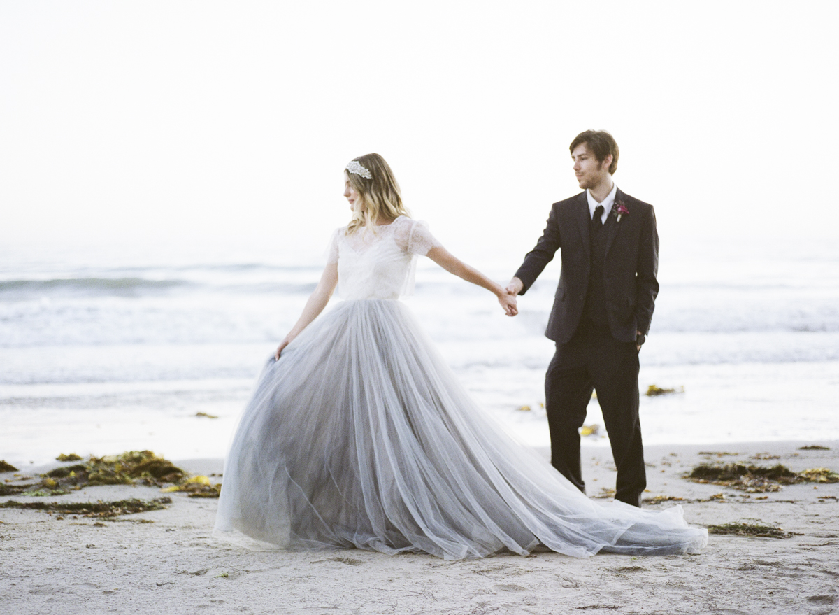 Stunning 2017 Silver Grey Dusty Blue Beach Wedding Dresses Modest Lace And Tulle Pleats Long Bridal Gowns Country Custom Made EN10124