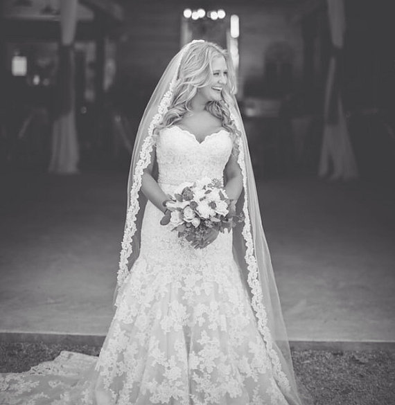 New Amazing Best Sale Chapel Length White Ivory Lace Applique Edge Wedding Veil One Layer Bridal Veil With comb