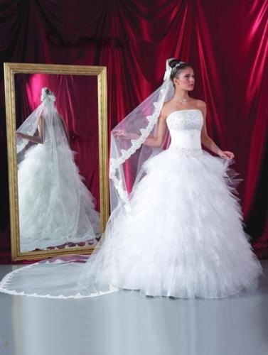 New Hot Fashion Soft Tulle 1T Lace Applique Edge With Comb Lvory White Wedding Veil Cathedral Bridal Veils Three Meters Long
New Hot Fashion Soft Tulle 1T Lace Applique Edge With Comb Lvory White Wedding Veil Cathedral Bridal Veils Three Meters Long