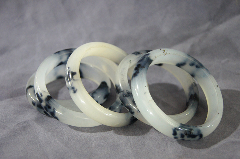 Handmade natural white jade (quartz rock jade) floating turmeric blue bracelets, beautiful women's first choice