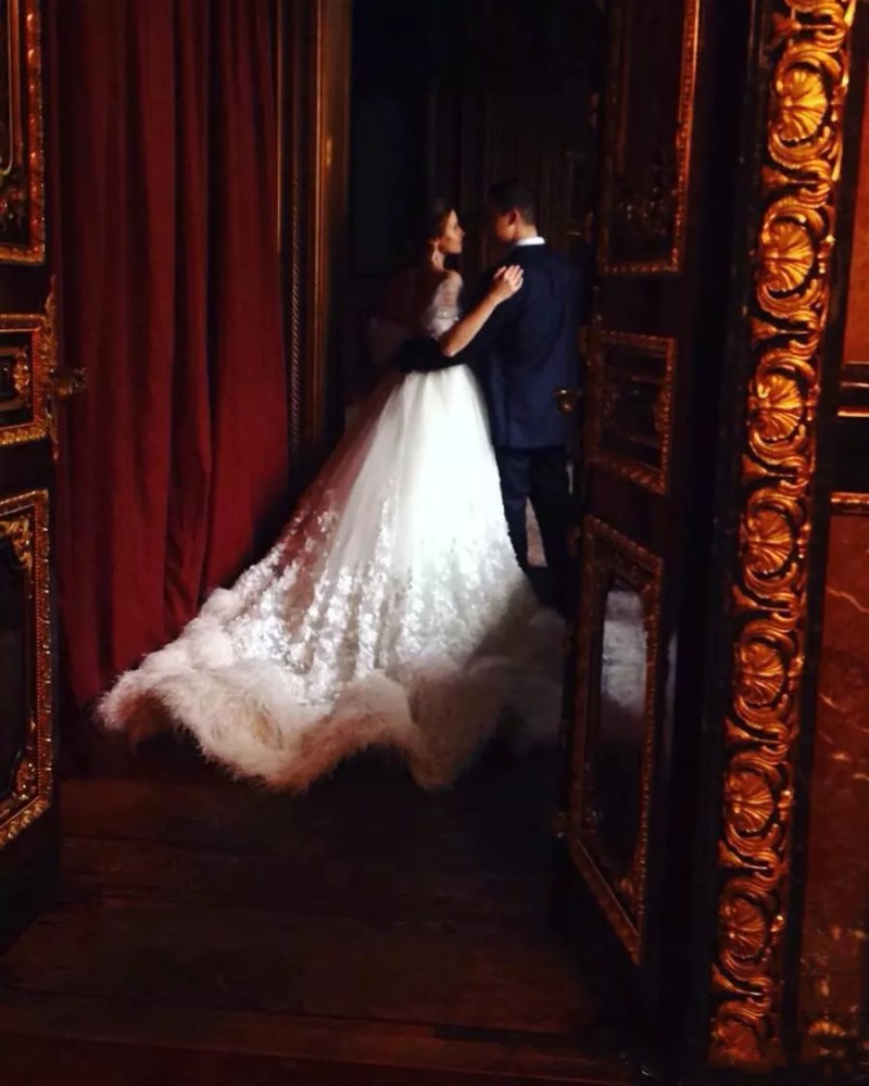 Luxury Ball Gown Wedding Dresses Off The Shoulder Pure White Ostrich Feather Applique Sleeveless Sweep Train Wedding Dresses Free Shipping