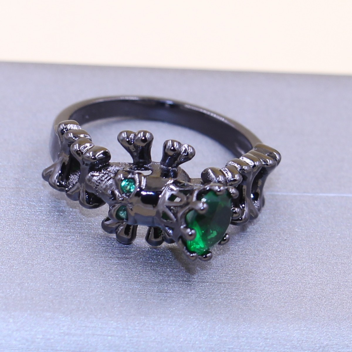 2017 New Arrival Stunning Punk Fashion Jewelry 10KT Black Gold Filled Emerald CZ Diamond Party Popular Women Wedding Band Skull Ring Gift