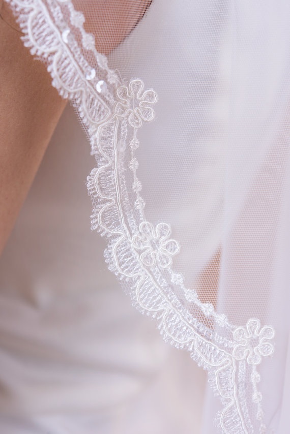 New Top Quality Best Sale Cheap Romantic FingertWhite IvoryLace Applique veil Mantilla veil Bridal Head Pieces With Comb Pearl No crown