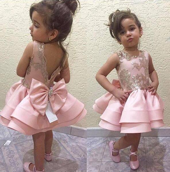 Pink First Communion Dresses For Little Girls V Backless Crystals Beaded Big Bow Short Flower Girl Dresses Gold Applique Kids Gown, Black
Pink First Communion Dresses For Little Girls V Backless Crystals Beaded Big Bow Short Flower Girl Dresses Gold Applique Kids Gown, Black