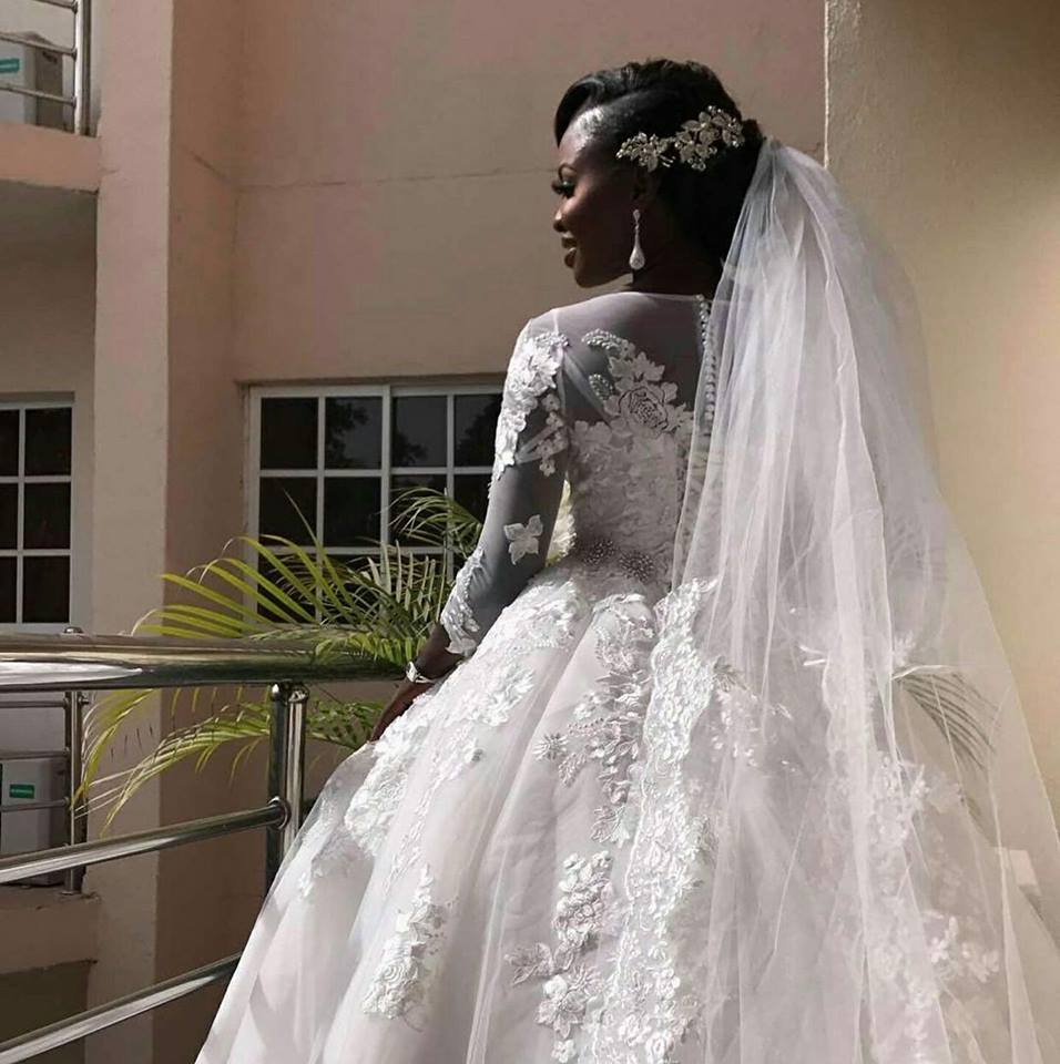 Lace Gorgeous Ball Gown Dresses Appliques Sheer Jewel Neck Buttons Back Bridal Dress With Beads Sash Chapel Plus Size Wedding Gowns