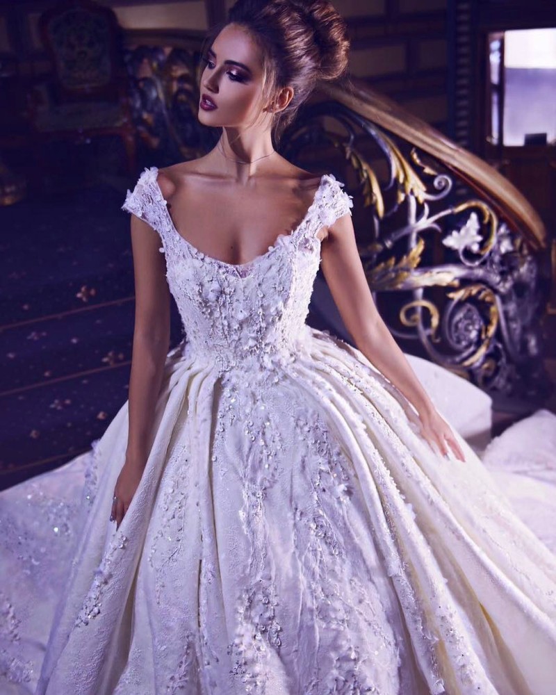 Luxury A Line Wedding Dresses with Lace Appliques Chapel Wedding Dress Scoop Neck Sleeveless Dubai Ball Gowns Custom Made robe de mariée