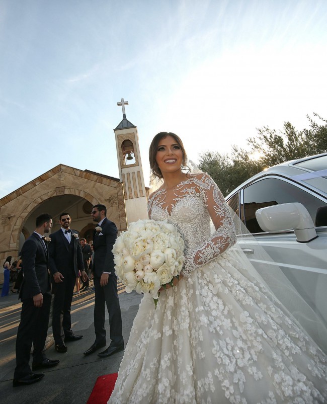 Full Lace Floral Appliques Wedding Dress Jewel Neck Long Sleeves Sheer Back Covered Button Wedding Gown Romantic Long Bridal Wedding Dresses
