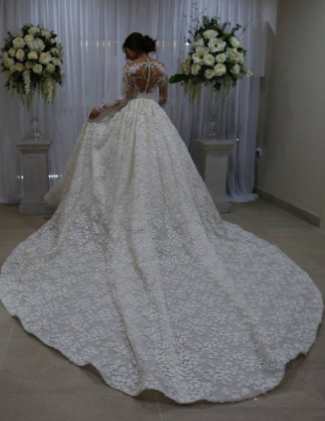 Full Lace Floral Appliques Wedding Dress Jewel Neck Long Sleeves Sheer Back Covered Button Wedding Gown Romantic Long Bridal Wedding Dresses