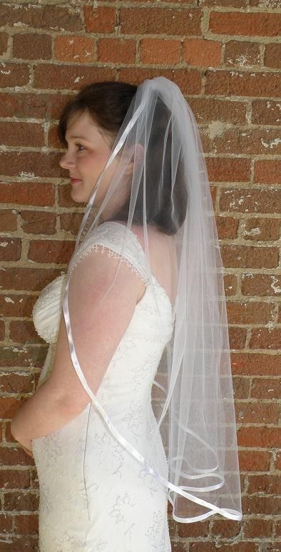 Selling New High Quality Elegant One Layer Ribbon Edge Veil Wedding Veil Finger tip Bridal Veil White Ivory Champagne With comb 087
Selling New High Quality Elegant One Layer Ribbon Edge Veil Wedding Veil Finger tip Bridal Veil White Ivory Champagne With comb 087