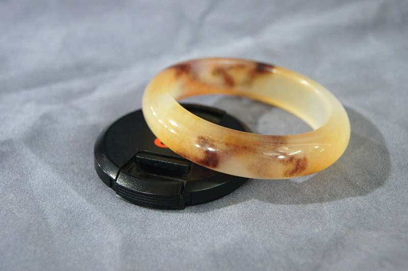 Handmade natural white jade (quartz rock jade) floating turmeric blue bracelets, beautiful women's first choice