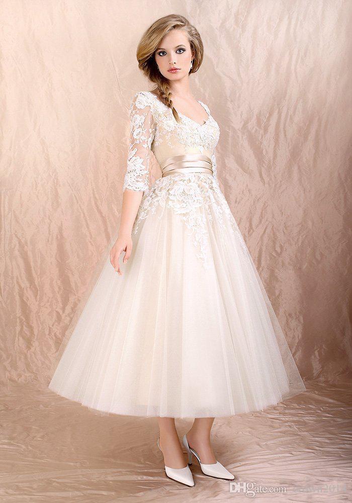 Vintage Tea Length Beach Wedding Dresses with Half Sleeves Scoop Neck Black Lace Appliques Ruched Tulle A-Line Bridal Wedding Gowns