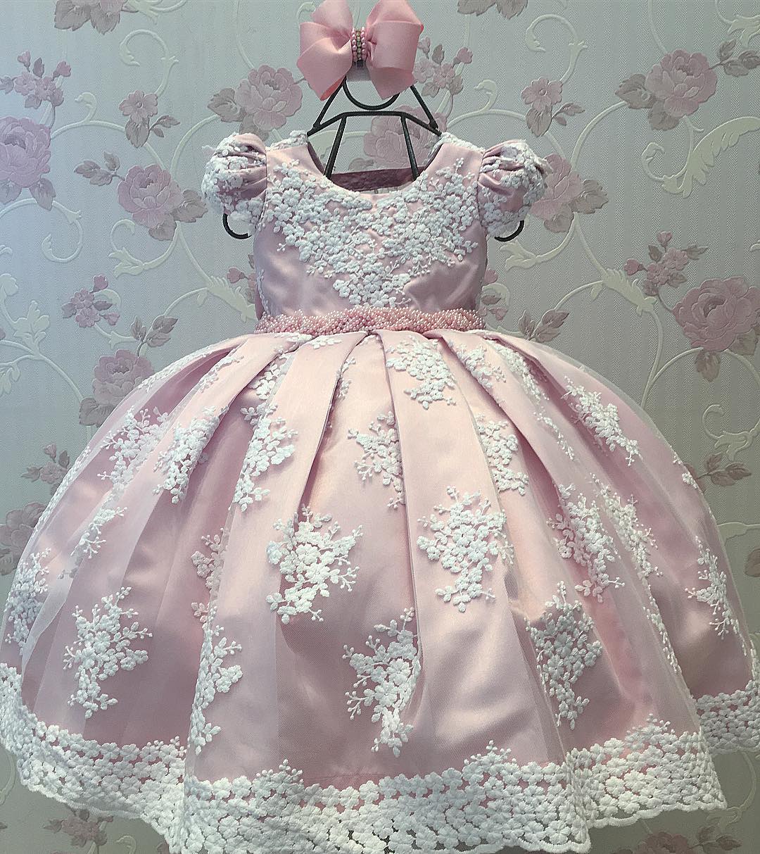 Amazing Pearls Backless Ball Gown Flower Girl Dresses For Weddings Lace Little Girls Pageant Dress Tulle Short Sleeves First Communion Gowns, Red
Amazing Pearls Backless Ball Gown Flower Girl Dresses For Weddings Lace Little Girls Pageant Dress Tulle Short Sleeves First Communion Gowns, Red