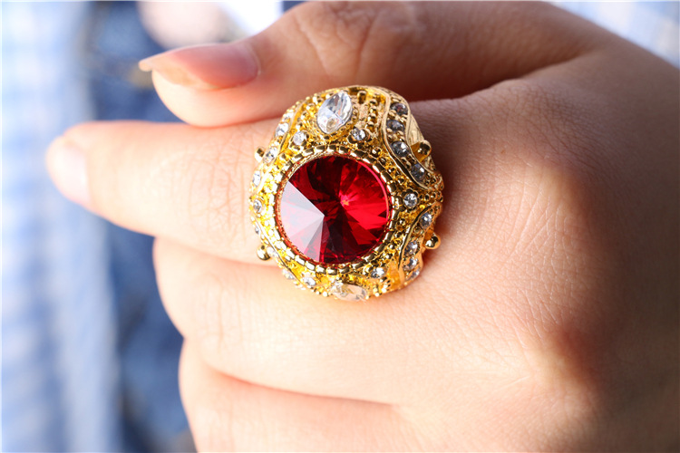 Men's Gold Crown Rings inlaid glass gemstone zircon pull that big European and American trade jewelry
Men's Gold Crown Rings inlaid glass gemstone zircon pull that big European and American trade jewelry