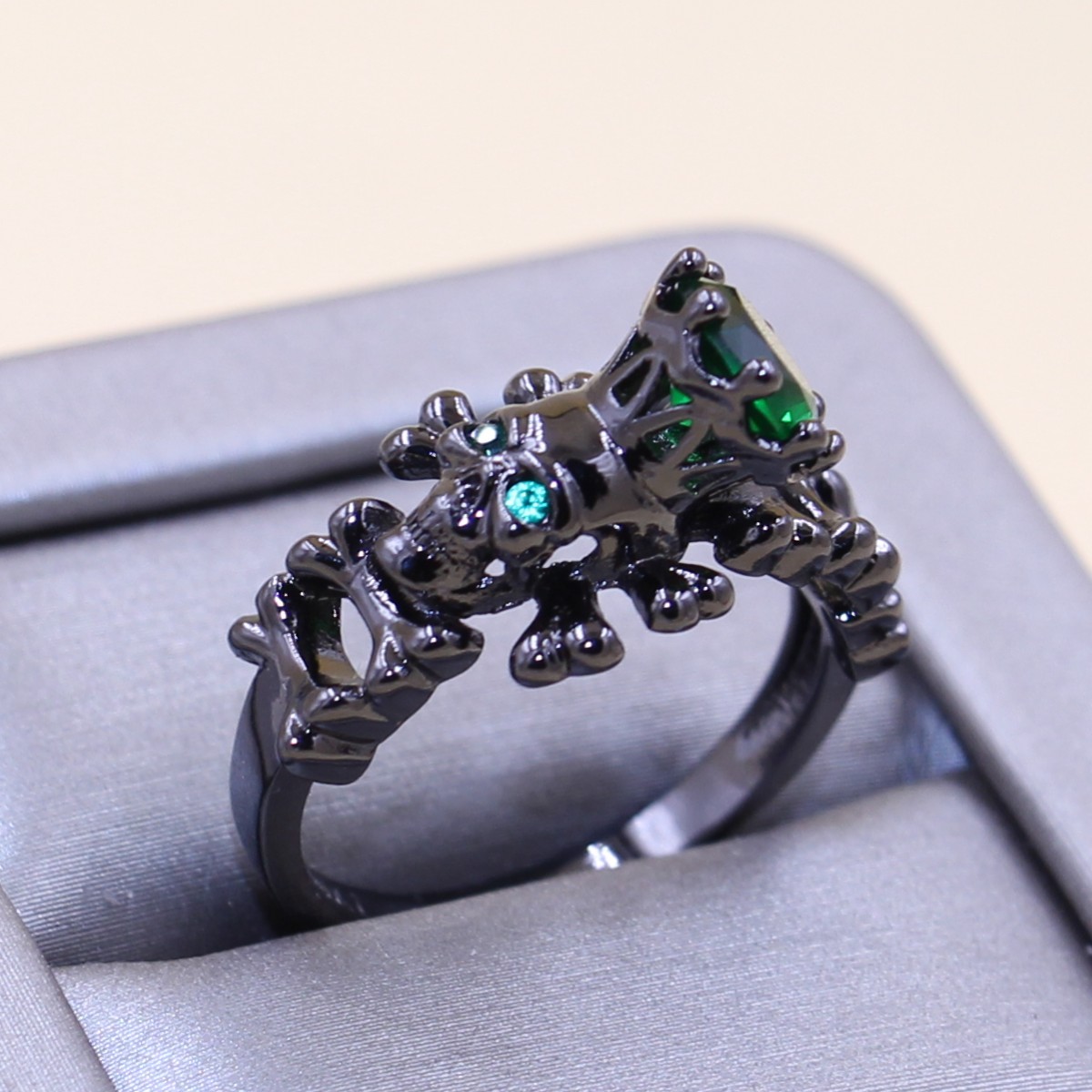 2017 New Arrival Stunning Punk Fashion Jewelry 10KT Black Gold Filled Emerald CZ Diamond Party Popular Women Wedding Band Skull Ring Gift
2017 New Arrival Stunning Punk Fashion Jewelry 10KT Black Gold Filled Emerald CZ Diamond Party Popular Women Wedding Band Skull Ring Gift