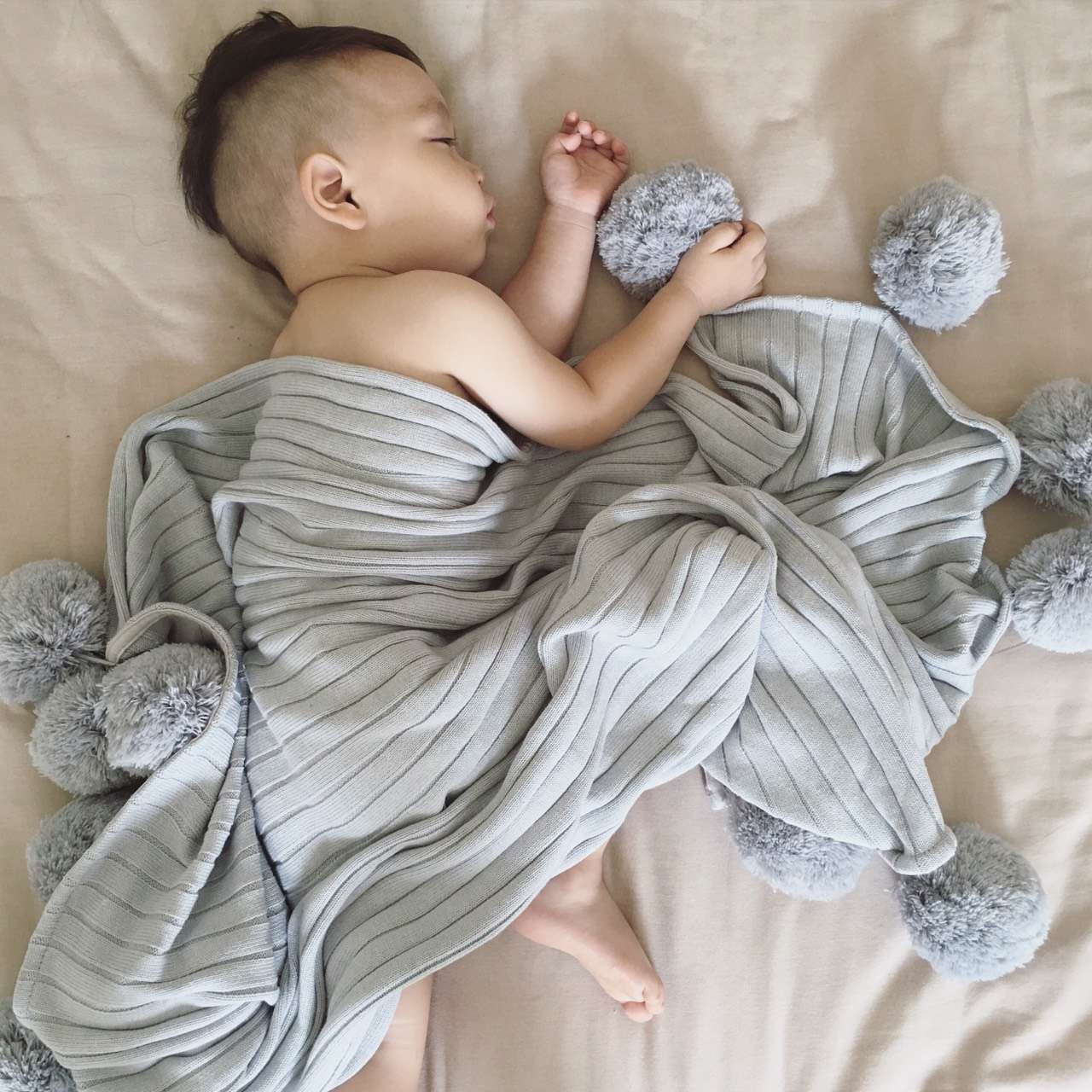 ins Europe good quality fashion Solid cotton knitting Baby kids swaddling Newborn Baby Air conditioning blanket with Wool ball