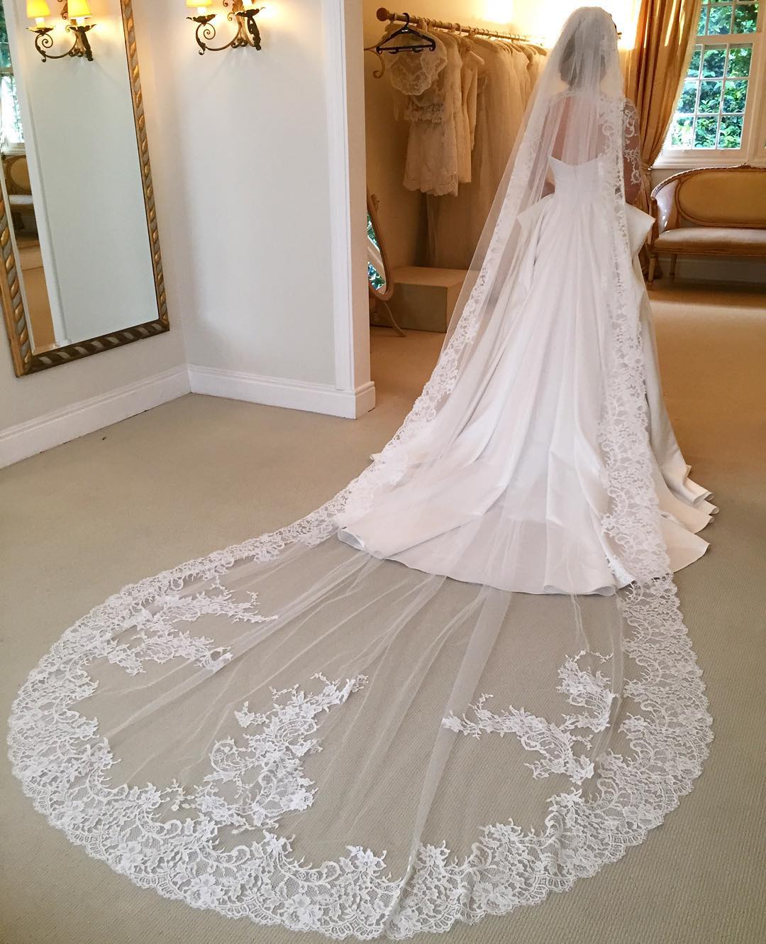 Hot Sale One Layer 3 Meters Long Bridal Veil With Lace Appliques Cathedral Length Wedding Veils With Comb For Bridal Wedding Accessories, White
Hot Sale One Layer 3 Meters Long Bridal Veil With Lace Appliques Cathedral Length Wedding Veils With Comb For Bridal Wedding Accessories, White