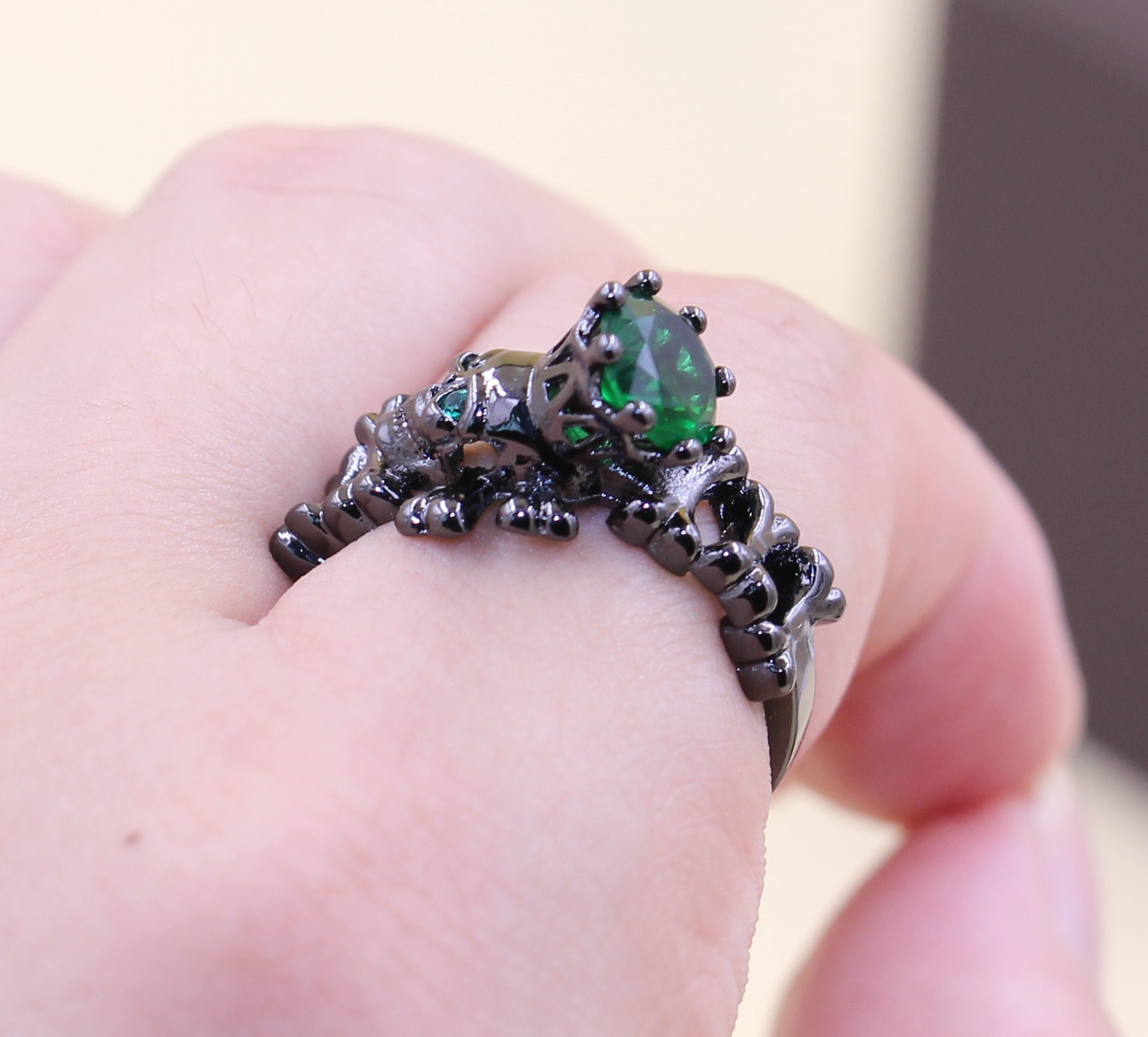 2017 New Arrival Stunning Punk Fashion Jewelry 10KT Black Gold Filled Emerald CZ Diamond Party Popular Women Wedding Band Skull Ring Gift