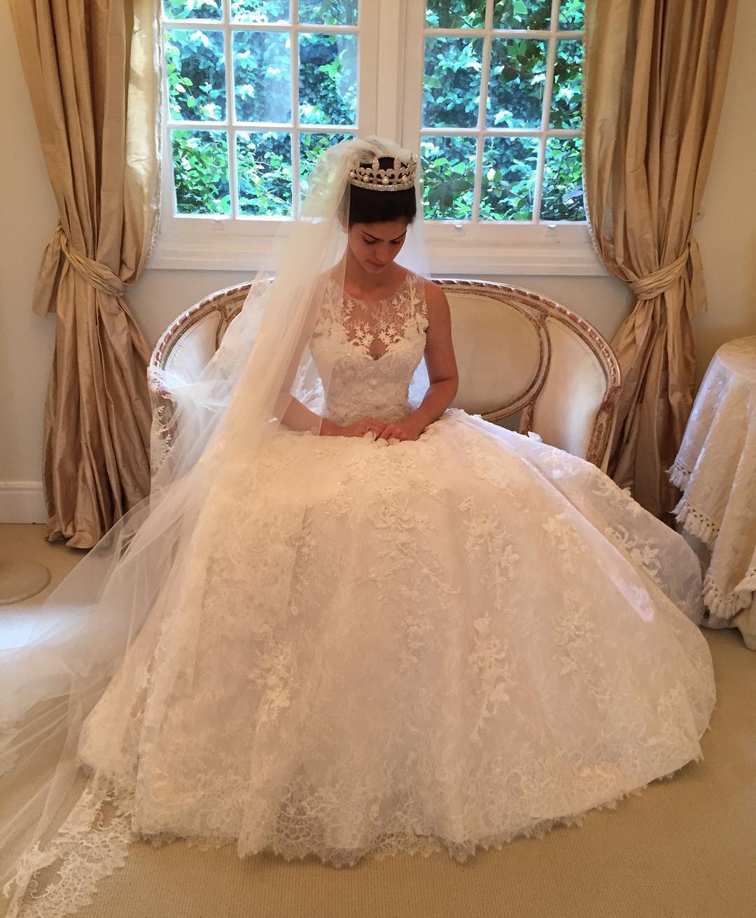 Beaded 3-D ral Dresses Illusion Necke Lace Bridal Gown Sweep Train A-e White Wedding Gowns