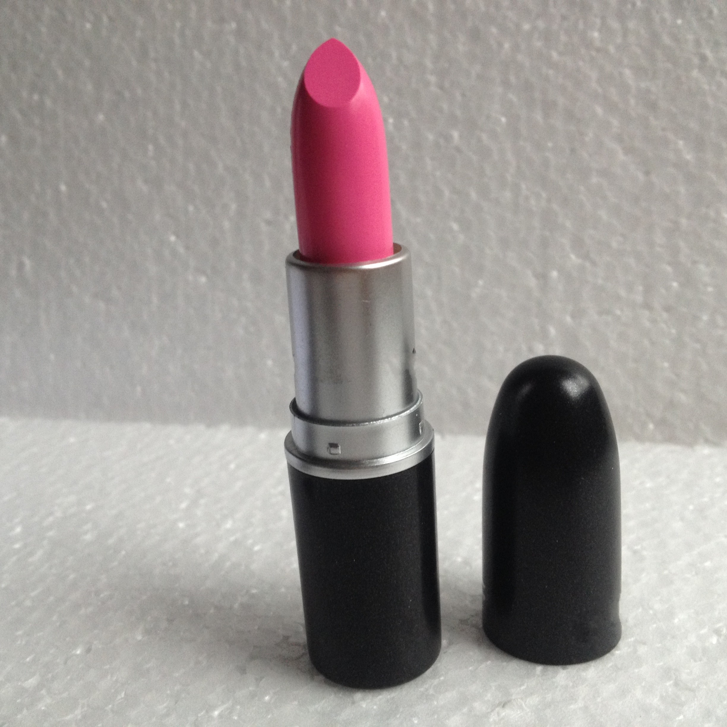 free shipping Silver tube Makeup neon pink Lipstick 3g A02 color, See photo 
free shipping Silver tube Makeup neon pink Lipstick 3g A02 color, See photo